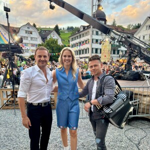 Mit dem Lied "Heimat im H&auml;rz" von Linda F&auml;h am Donnschtig Jass in Gais AI, 23. Juli 2026